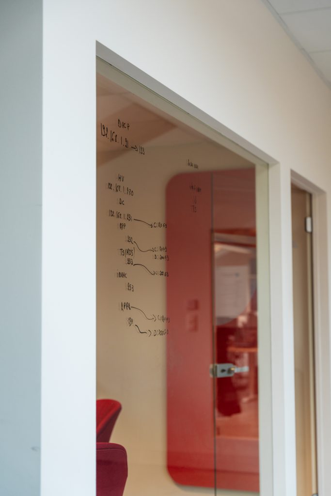texte au marque sur vitre de séparation entre deux bureaux