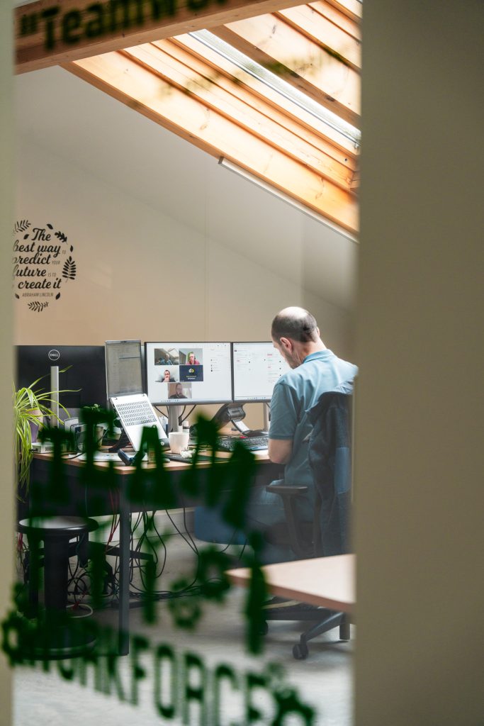 Auditeur de dos à son bureau