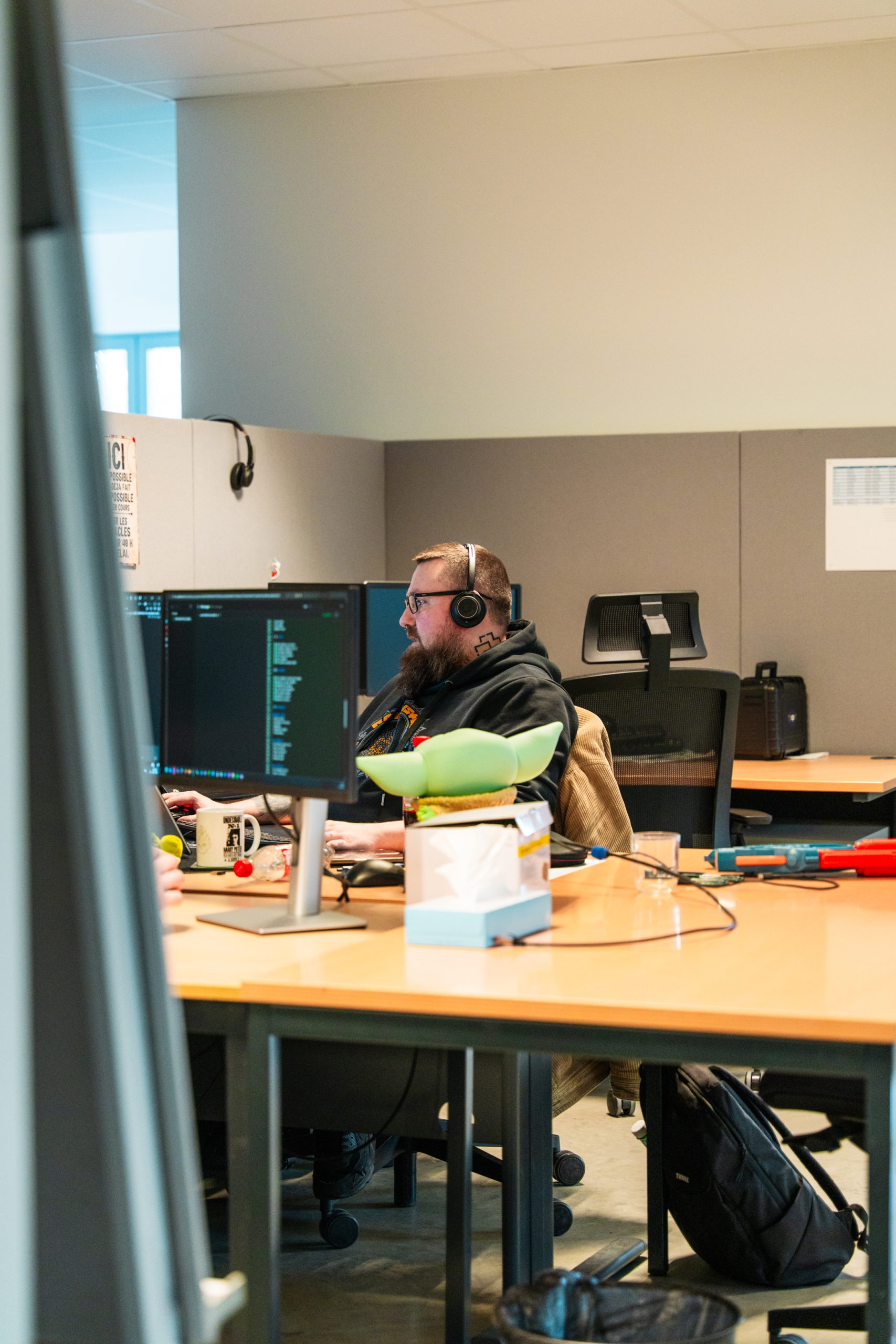 Administrateur systèmes de profil à son bureau