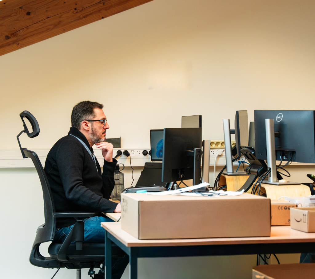 Coopérateur de profil sur son bureau