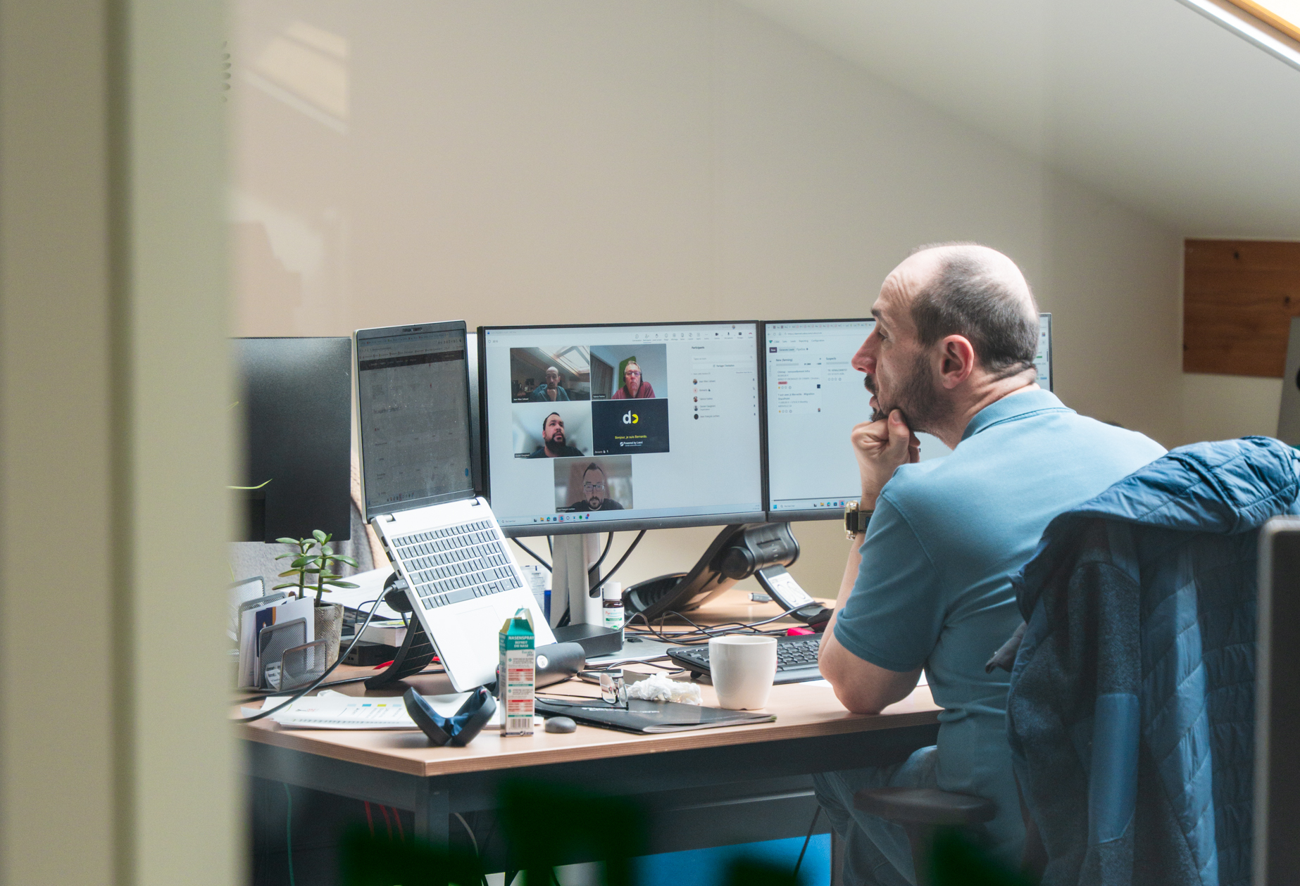 Auditeur de dos à son bureau
