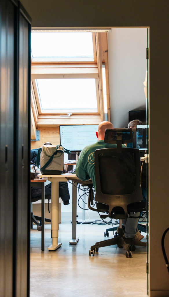 Coopérateur de dos à son bureau