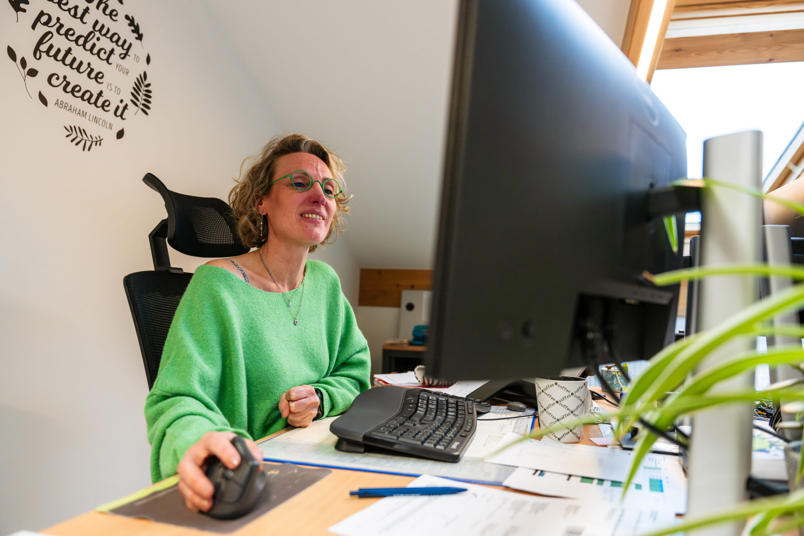 Coopératrice au travail sur son pc
